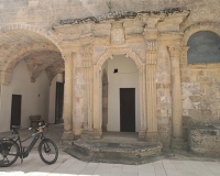 corte-interna-palazzo-baronale-bicicletta-collepasso