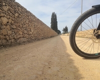 strada-bianca-muro-pietra-ruota-bicicletta-gallipoli