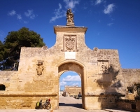 porta-monumentale-bicicletta-ingresso-acaya-sant-oronzo