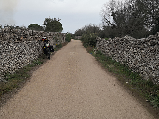 Tra antichi muretti a secco sulla bicicletta nel Salento