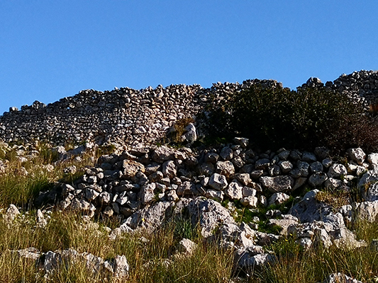 Le increspature di un muro in pietra