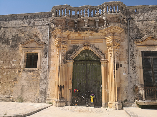 Portale del palazzo baronale con bicicletta