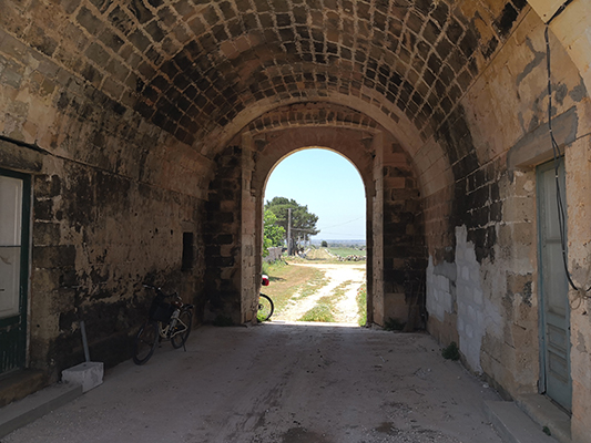 Il porticato di ingresso e la bicicletta