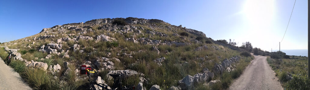 La strada in salita verso il promontorio di Leuca