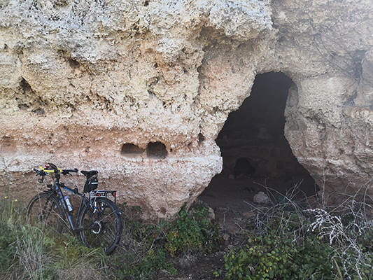 Scavata nella roccia arenaria nei pressi della necropoli della cripta del Crocefisso