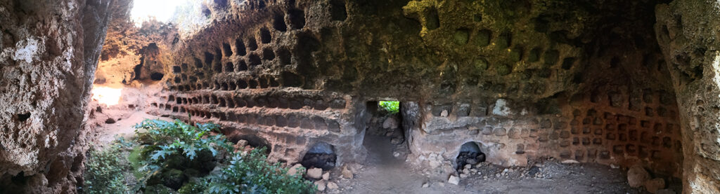 Ampia grotta con apertura verso il cielo